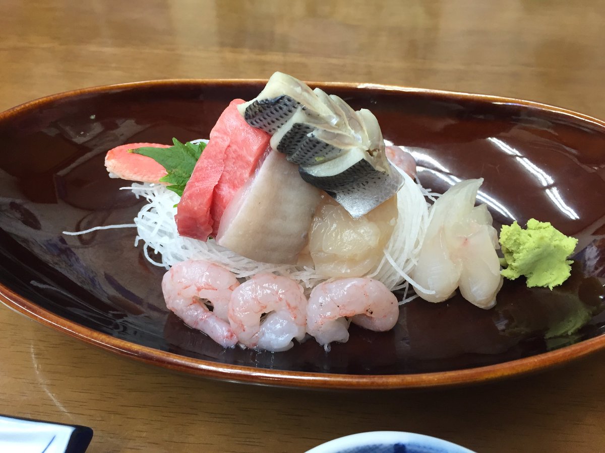 怪人鮭男 忠愛丸さんにてご飯 ソイの丸ごと煮付けとお刺身戦車盛り このソイがよぉく味が染みててマジ最高ったらなかった 戦車盛りは味がいいのはもちろん見栄えが大変キュート お隣の方と女将さんともお話しさせて頂き 大変有意義な夕食でご