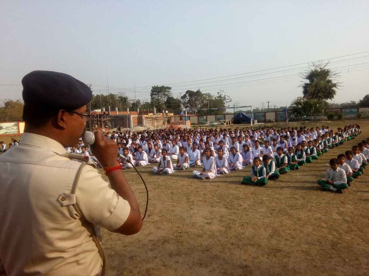WBPolice's tweet photo. An Interaction of #DarjeelingDistPolice rural traffic unit with school students on safety &amp; security awareness  #ReachingThem #BridgingGap https://t.co/WNQpdZEOPY
