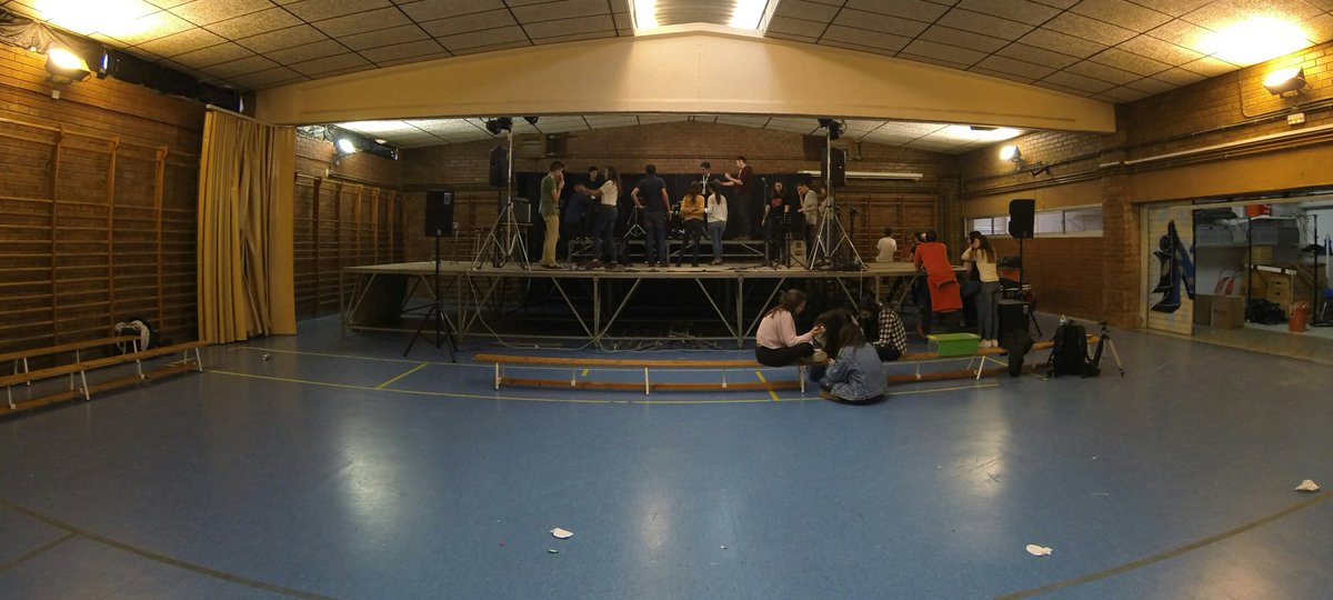 jornadesinter's tweet photo. Els membres de l'organització es van quedar ahir a la tarda a muntar l'escenari de la festa final. No hi pots faltar! #lesjornades17 https://t.co/Z473agPIx7