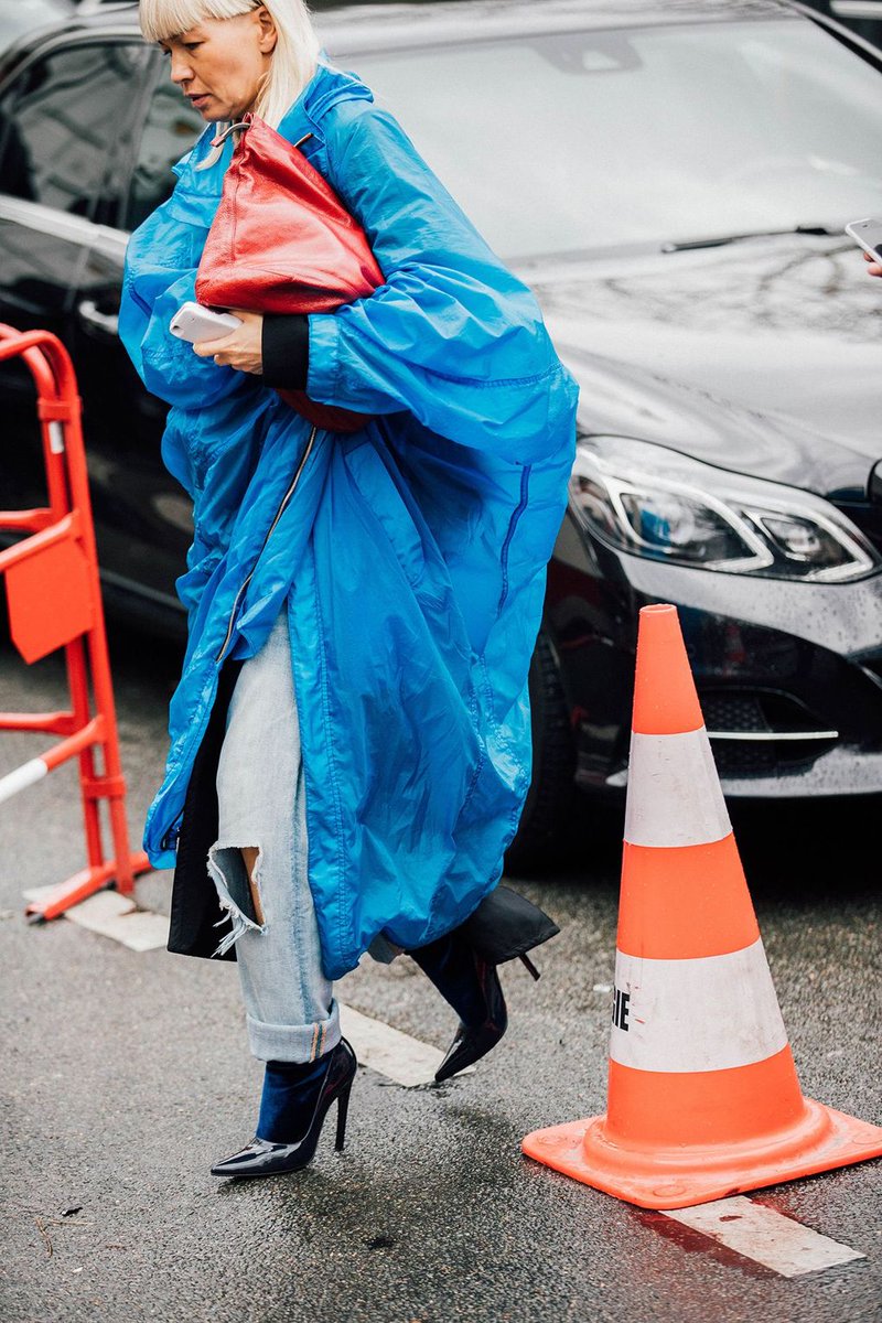 BritishVogue's tweet image. What's the buzz from Paris Fashion Week? Vogue rounds up the street style trends you need to know: vogue.uk/zTy5W4