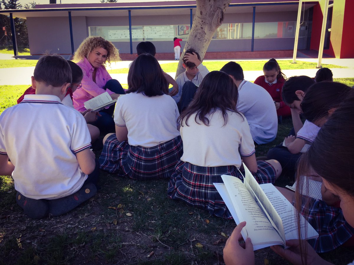 ColegioEP's tweet photo. Leer en el #paraíso. Así fomentamos las letras en el @ColegioEP. Sí; así es una clase de #Lengua en el cole en un día como hoy #primaryEP https://t.co/7xtTE9MnTy