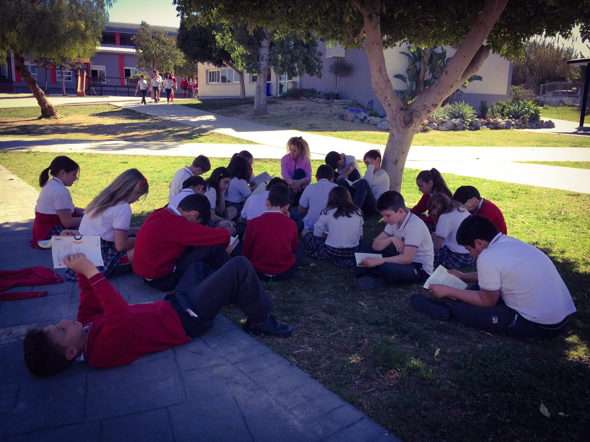 ColegioEP's tweet photo. Leer en el #paraíso. Así fomentamos las letras en el @ColegioEP. Sí; así es una clase de #Lengua en el cole en un día como hoy #primaryEP https://t.co/7xtTE9MnTy