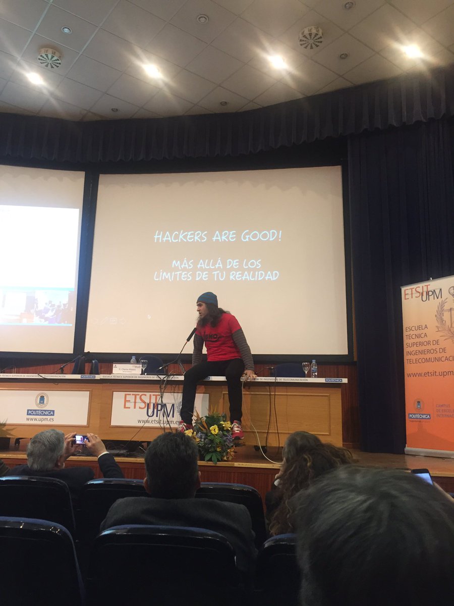 David_gf9's tweet photo. Los hackers son buenos! No te pongas límites a tu realidad #hackforgood con @chemaalonso https://t.co/odmRUlqWRW