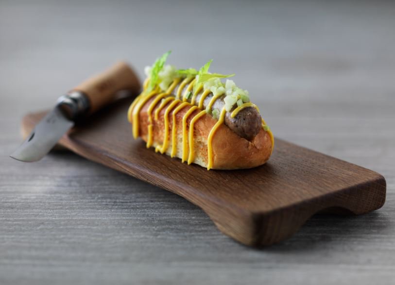 Social dog duck and foie gras sausage, brioche and caramelized onions <a href="/marinasocialdxb/">Marina Social Dubai</a> in #Dubai. #DinersDisocvery bit.ly/2mM1SjZ