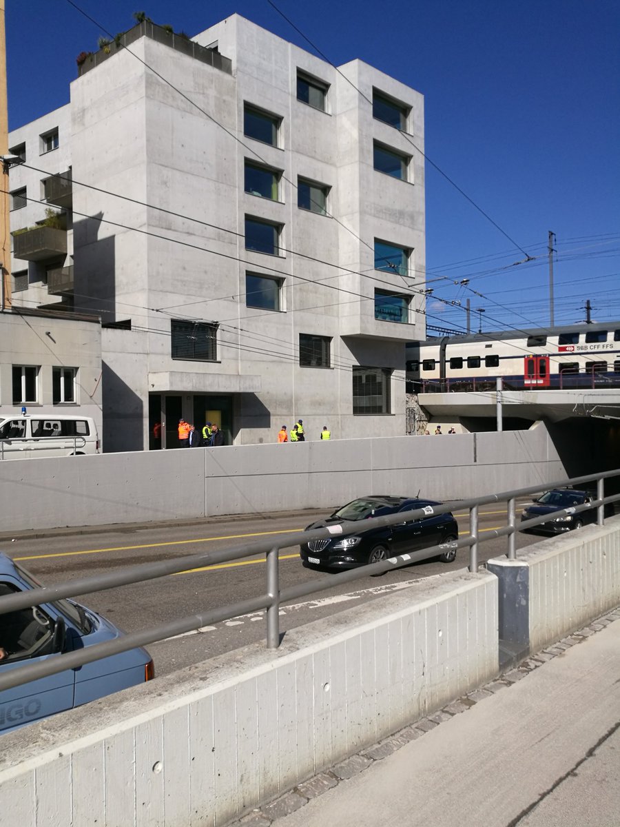 Achtung, Velokontrolle bei der Langstrassen Unterführung. @Tsueri_ch