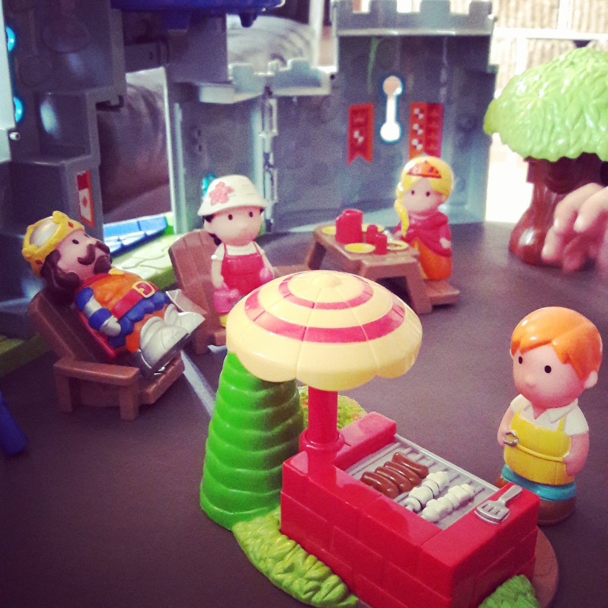 rachlcox's tweet photo. When @edsheeran rocks up to the castle uninvited and takes over the BBQ 😂 !! #happyland #edsheeran #justimagine #kenschoice #castleonthehill https://t.co/XKTr4FlR93