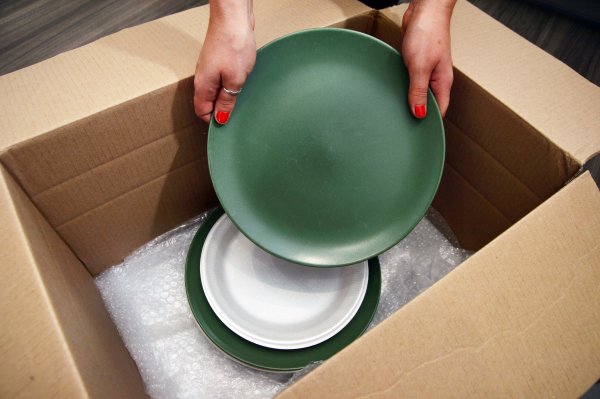 TaylorWimpey's tweet photo. Check out our useful guide to keeping your breakables safe when moving house https://t.co/VuJHjmlm3L https://t.co/LfqGjnMwlS