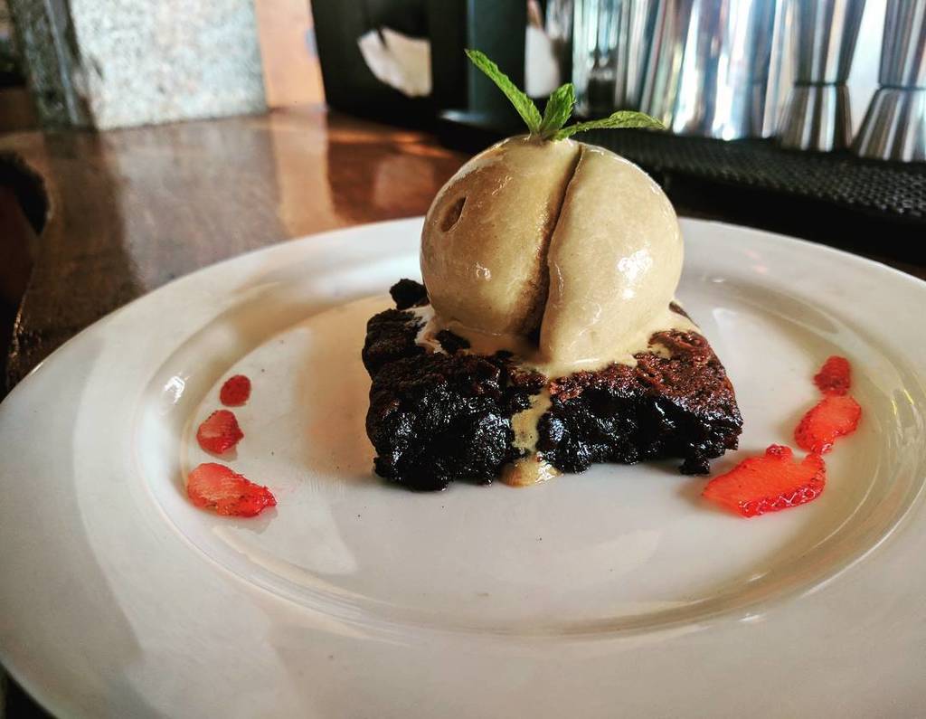 Satiating our sugar cravings by this delicious brownie made by @chef_sid_flix_fk with salt… ift.tt/2msIt5S