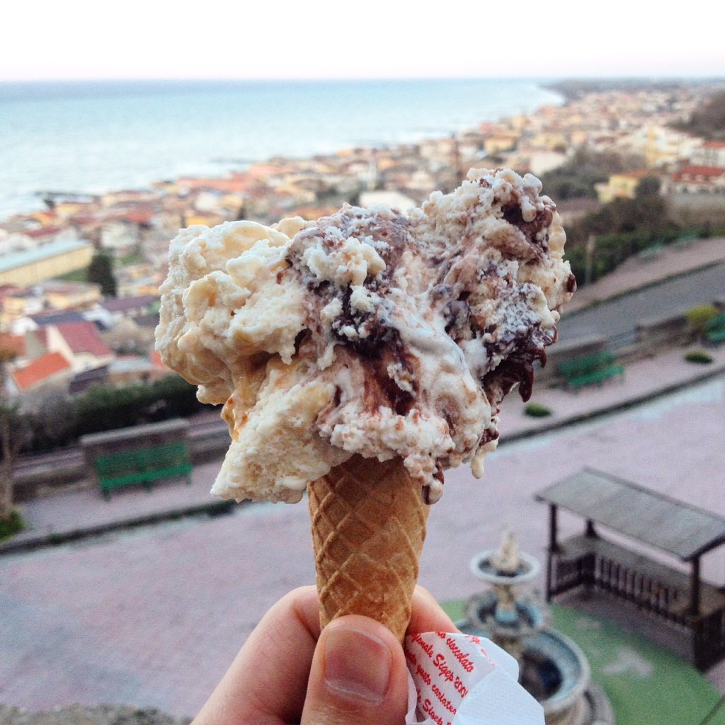 Primo #gelato della stagione 🍦😋 Cono due gusti (cariatese, fichi e noci). Buonissimo! (Anche lo Ionio sullo sfondo non era male!) #calabria