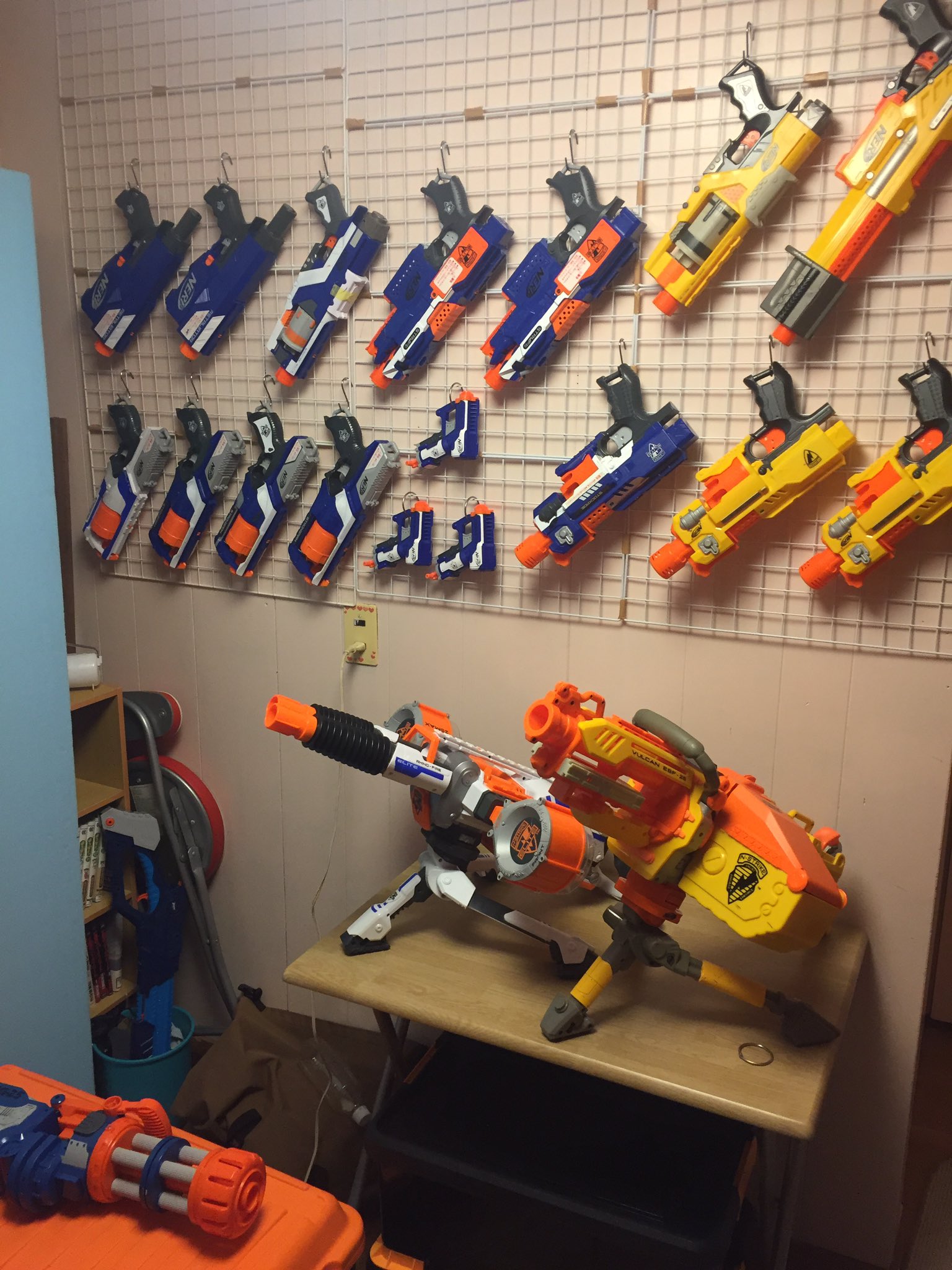 シュラゴン 収納しきれると思ったのだけどどうにもならなかったナーフの部屋です ハズブロ社の以外も幾つがあるのですがナーフだけ数えれば87個 これだけあるなら一人よりももっと大勢と楽しめるはず 北海道で 新たなナーフの時代の