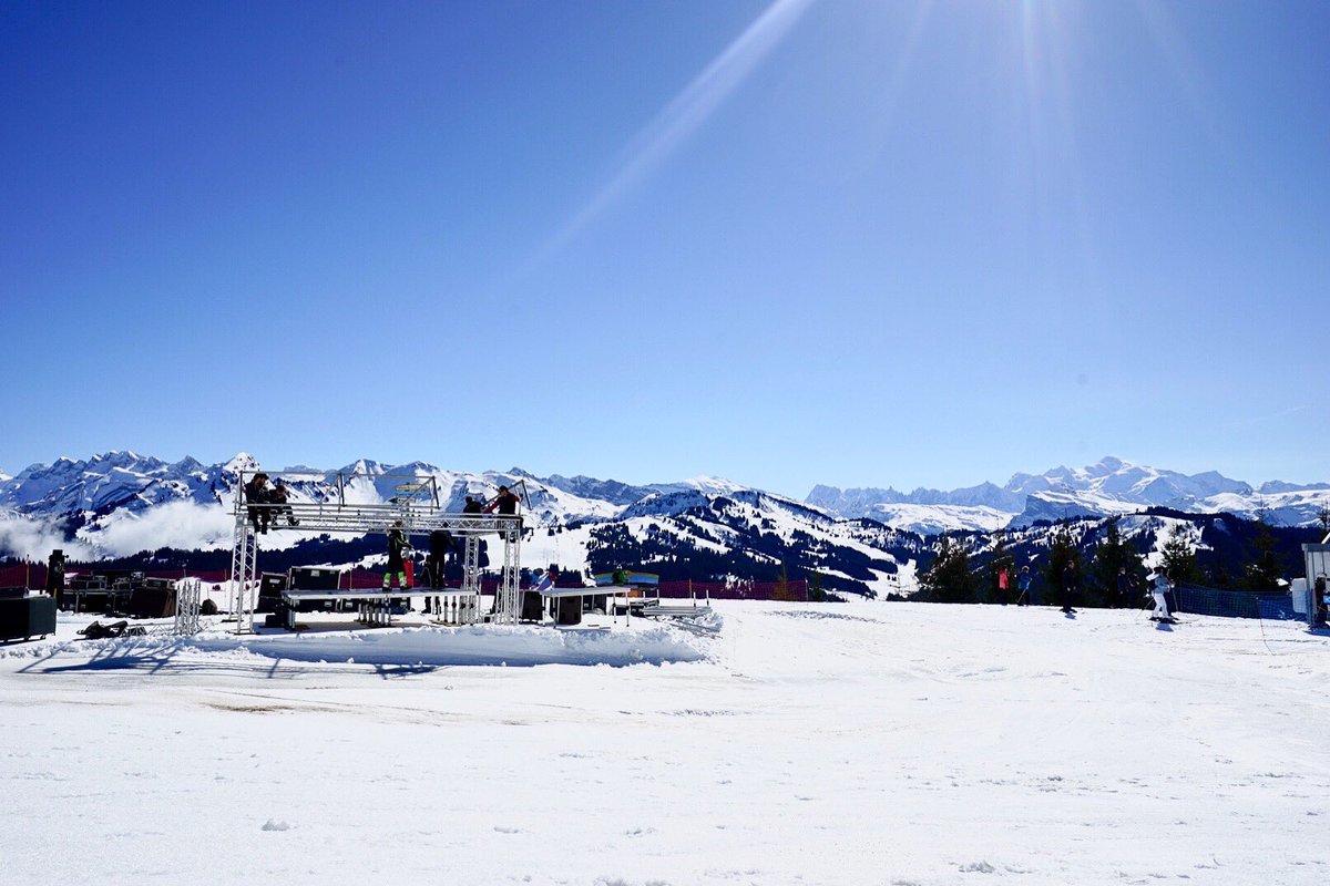 SkiColor's tweet image. Montage de la scène, en face du #MontBlanc ! J-1 ! #SkiColor