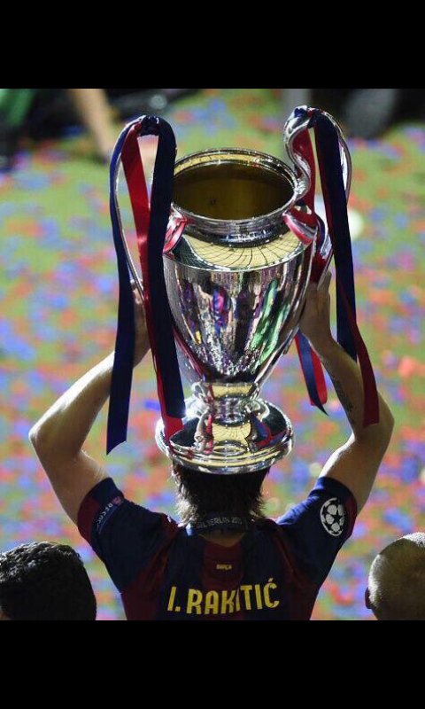 Samusanchez7's tweet photo. Felicidades por el cumpleaños y también por la renovación Crack!

Es un honor que pertenezcas a esta familia que es el #FCB

 #Rakitic29 https://t.co/YtZ9ia6nMz
