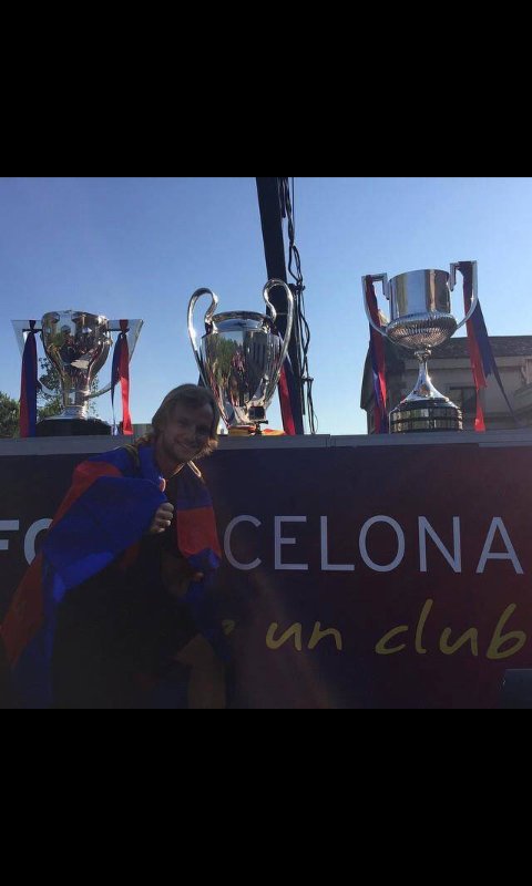 Samusanchez7's tweet photo. Felicidades por el cumpleaños y también por la renovación Crack!

Es un honor que pertenezcas a esta familia que es el #FCB

 #Rakitic29 https://t.co/YtZ9ia6nMz