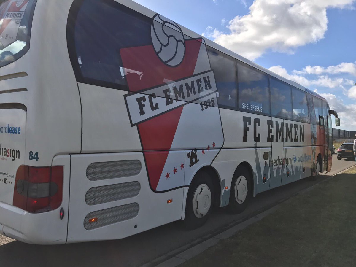 FC_Emmen's tweet photo. Wauw!! Hoe tof is de nieuwe spelersbus van FC Emmen?

@MediaSign bedankt! #fcemmen #mediasign #spelersbus #jupilerleague https://t.co/LFpHYLKcLj