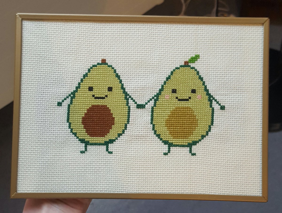 Gaf avókadóelskandi vinkonu minni þessar litlu avókadóvinkonur í afmælisgjöf í gær. Loksins búin að gefa og get sýnt! #hannyrðatwitter