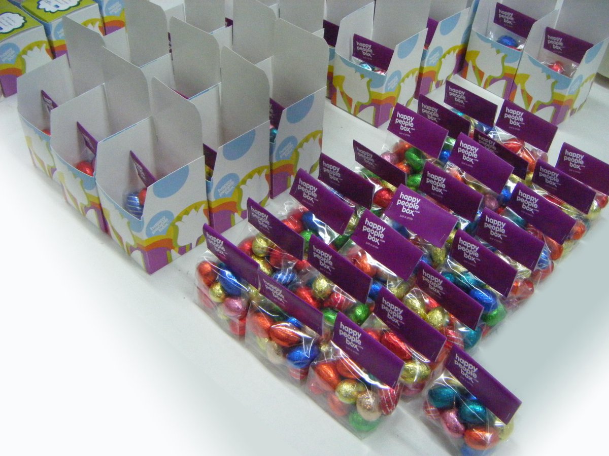 Verras je medewerkers en/of relaties met pasen met en overheerlijke (gepersonaliseerde) traktatie de Happy People paasbox.