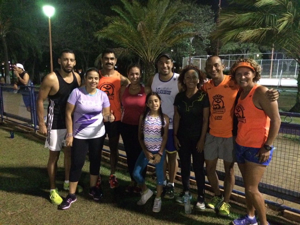 LLOVIZNARUNNERS's tweet photo. Entrenamiento de pista en el #polivenalum 12x500mts ajustando los ritmos para la @maraton_CAF el próximo 26/03/17 https://t.co/q780HBPx2l