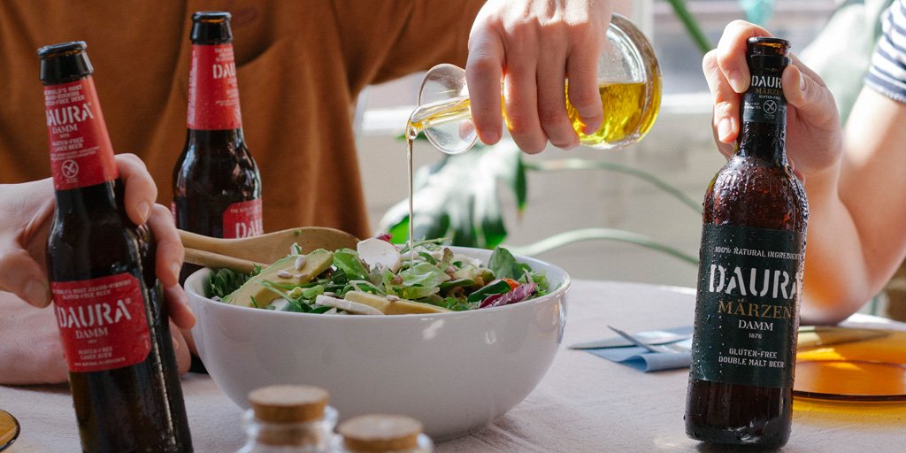 DauraDammCat's tweet photo. Elaborada amb malta d'ordi i amb tot el sabor de la cervesa de sempre. La millor opció per gaudir d'un divendres #AmbGust https://t.co/dQ64m3gRkJ