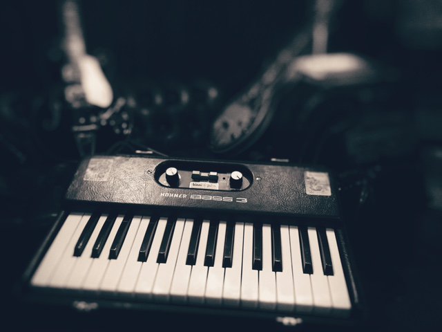 mikatoivanen's tweet photo. Bass day with my beautiful baby Hohner. #hohnerbass #analogsynth #studiobass #realbass https://t.co/jp208cSMJL