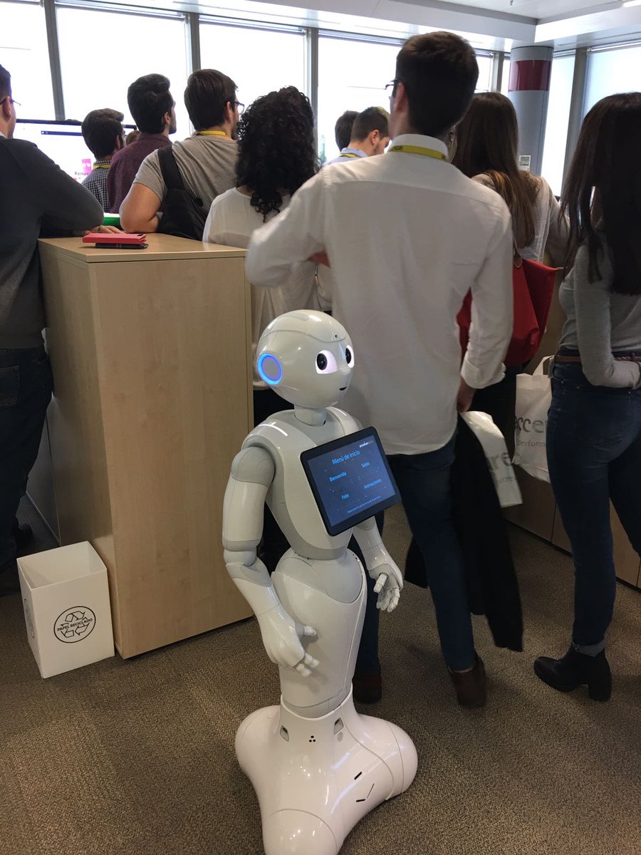 RebecaWallen's tweet photo. Piper está de guardia mientras @LaUPM, @telecoupm y @tigeupm visitan el centro de innovación de "@AccentureSpain 😋 https://t.co/zsGBItxxY3