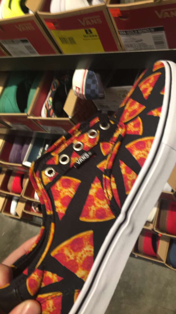 skzach3422's tweet photo. @PizzaPizzaLtd @pizzahut @dominos @PapaJohns @DiGiornoPizza check out my new kicks #fastny @NYStateChive #pizza #delicious #nystateofmind https://t.co/YjBq0Lcbiq