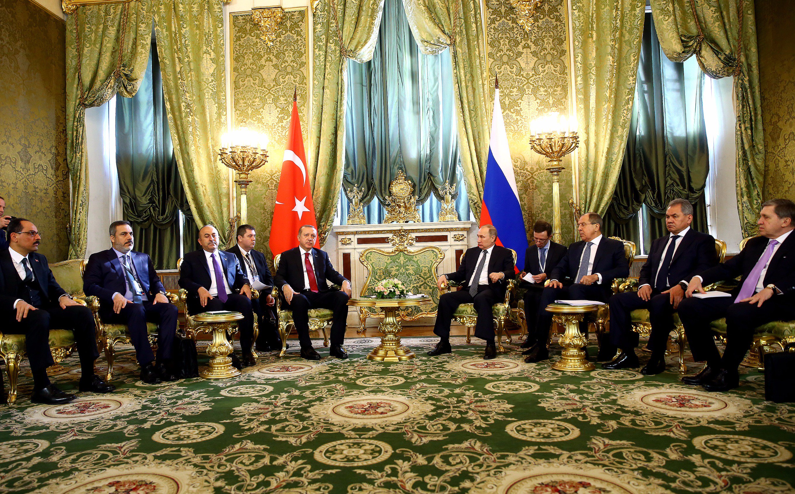 burak dogan on twitter burada en cok dikkat ceken hakan fidan in yanindaki canta ve halinin guzelligi https t co yygbfhulyw twitter