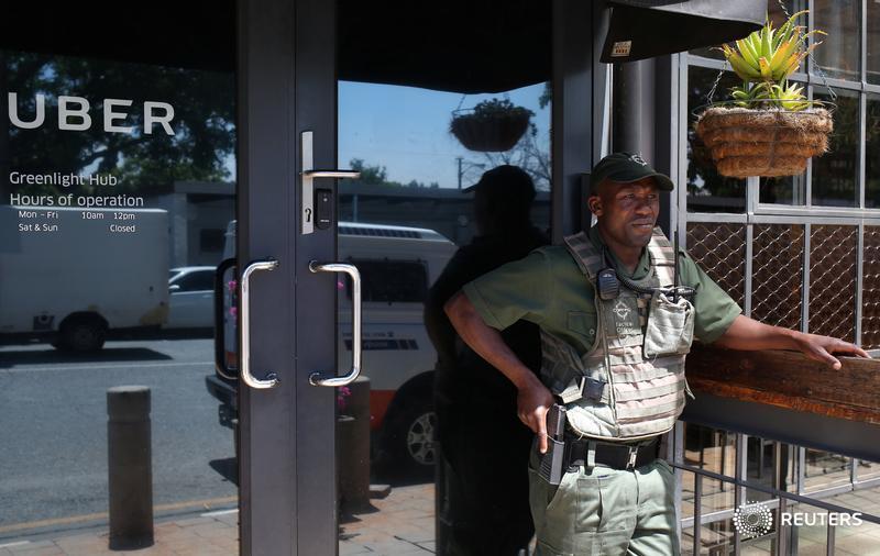 Africa24it's tweet image. #South#Africa's taxis block roads to main airport in #Uber protest #uberprotest  dlvr.it/NbHWfp