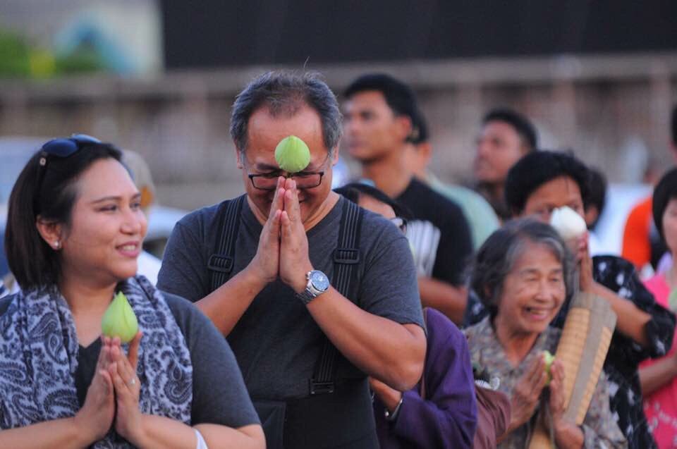 dhammaseason's tweet photo. พวกคุณคงไม่รู้ว่า..เรารักวัดของเรามากแค่ไหน เรามาวัดใช่เพียงมาทำทาน แต่ที่นี่สอนให้เรารักษาศีลและสอนสมาธิ ทำให้เรามีสุขในปัจจุบัน #ธรรมกาย https://t.co/YF3YBB1LUe