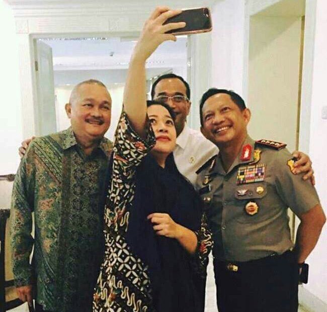 LeaderMoslem's tweet photo. Menko Perselfiean....kerjanya cuma selfie dg tokoh2 saja. Semoga mampu mengangkat dunia perselfiean. @AjengCute16 @puan_maharani https://t.co/N0f39oZmy4