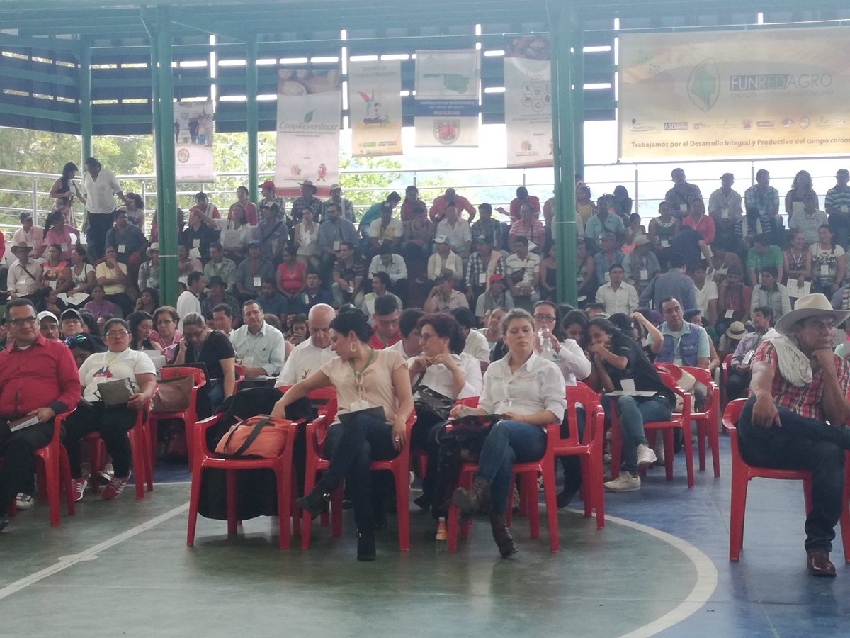 Pedropsalas's tweet photo. #SiPodemos Foro Reconciliación Para El Desarrollo Rural,San Pablo Borbur masiva asistencia,ejemplo lo que puede la voluntad del campesinado https://t.co/6KHM8i0AAf