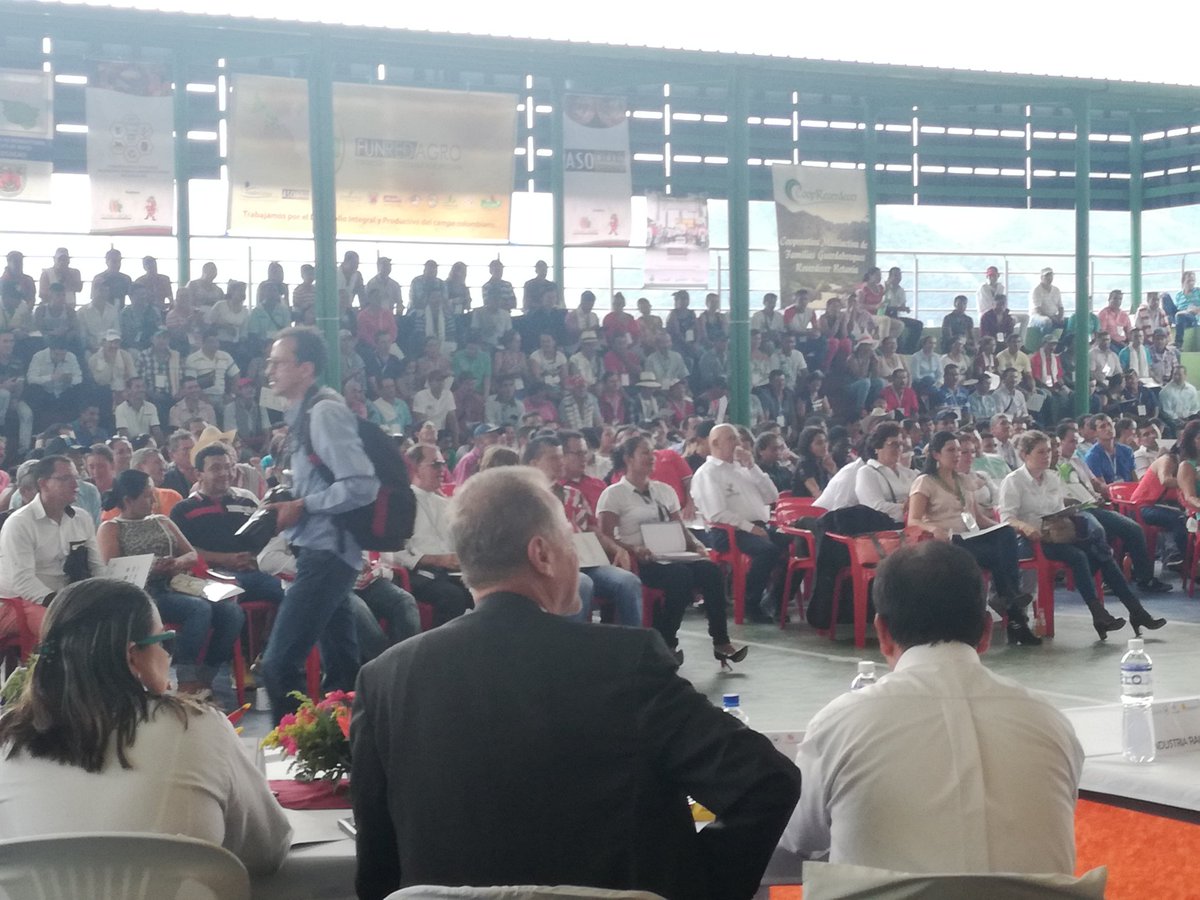 Pedropsalas's tweet photo. #SiPodemos Foro Reconciliación Para El Desarrollo Rural,San Pablo Borbur masiva asistencia,ejemplo lo que puede la voluntad del campesinado https://t.co/6KHM8i0AAf