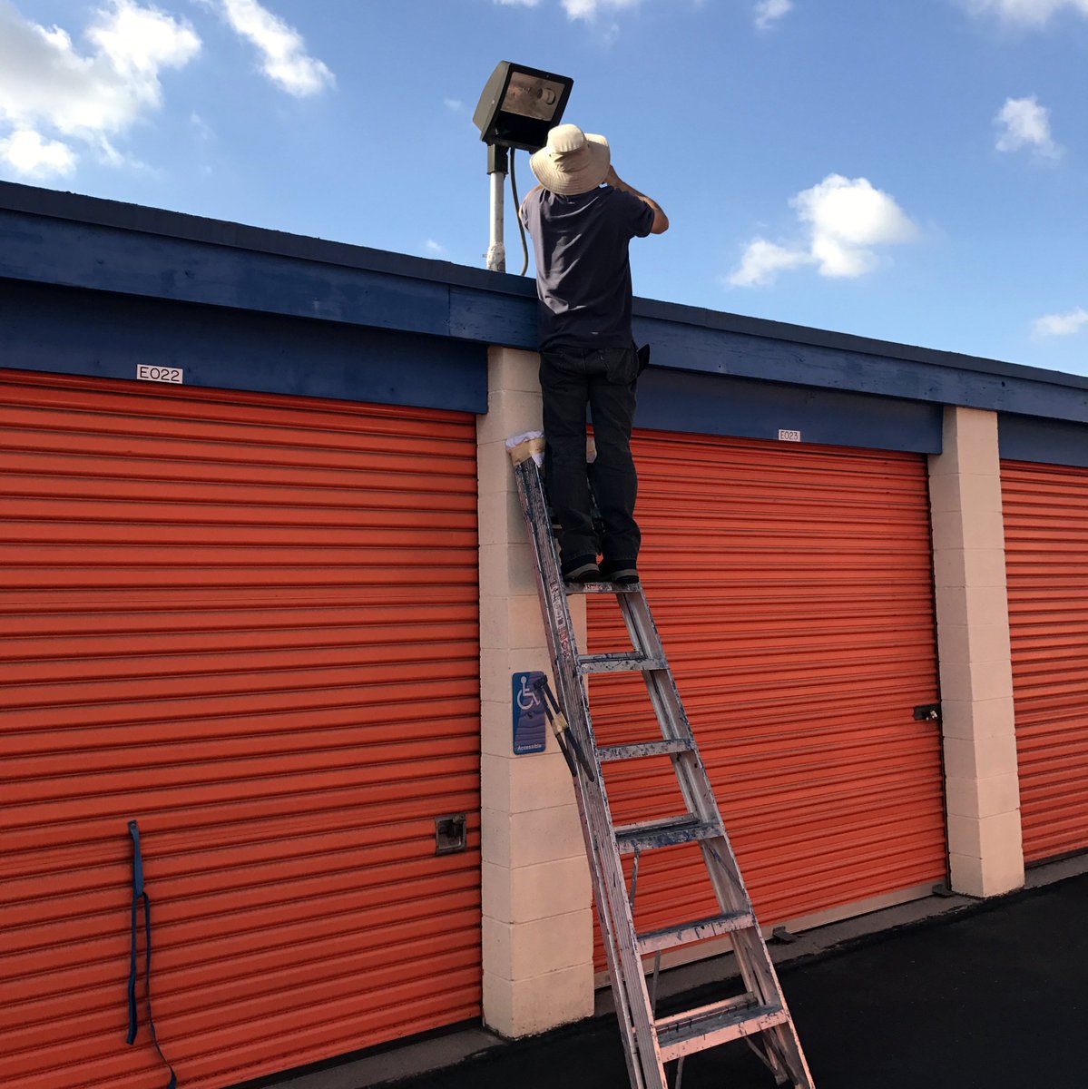 MiniStorage_CM's tweet image. #FlashbackFriday to last November when Daylight Savings ended. Be sure to change your clocks this weekend!