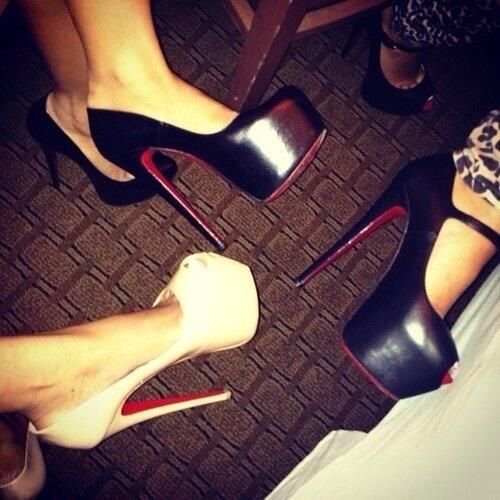 iPostHeels's tweet photo. #Louboutin #HeelPorn #HeelsAfterDark #HeelLover https://t.co/wjreU01Gax