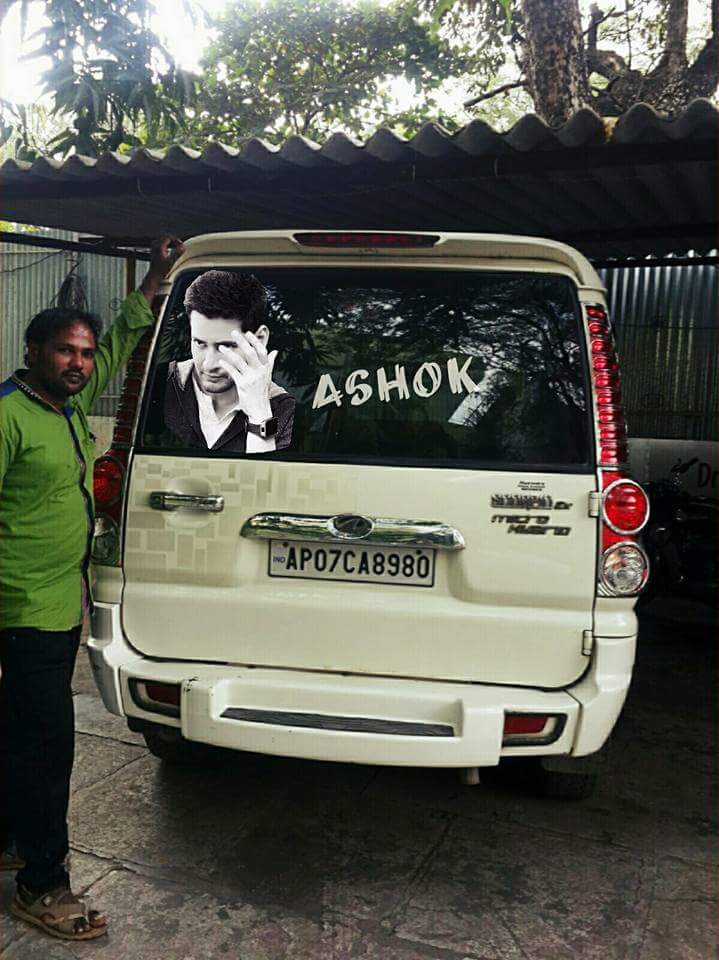 Superstar__Fan's tweet photo. Car stickering kuda start ayipoyindi #Crazyyyyyyy That is @urstrulyMahesh ❤❤ https://t.co/Wqxniee3eS