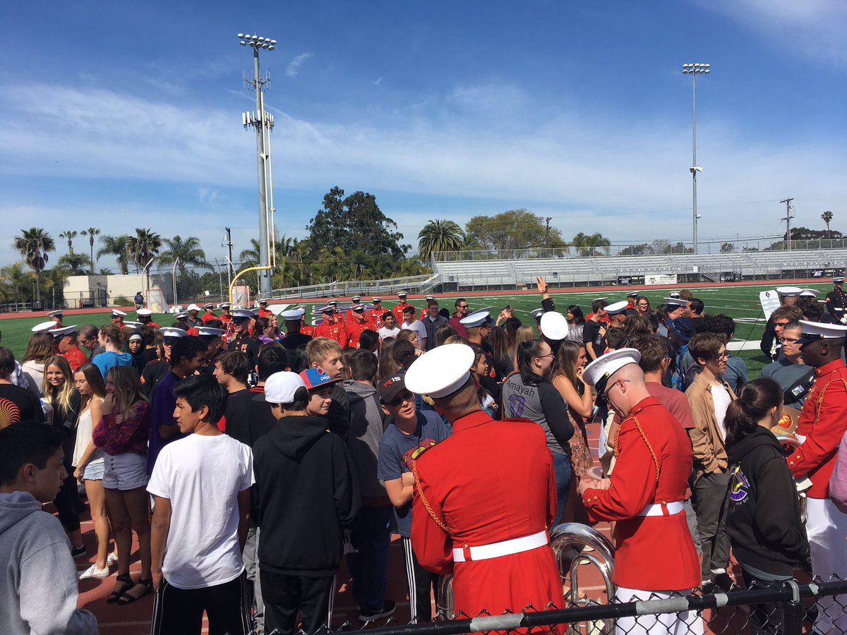 JPorterCHS's tweet photo. @JPorterCHS @CarlsbadUnified @CarlsbadHS Taking time to make personal connections #drumandbuglecorps #thecommandantsown #silentdrillplatoon https://t.co/61AMUNiWIl