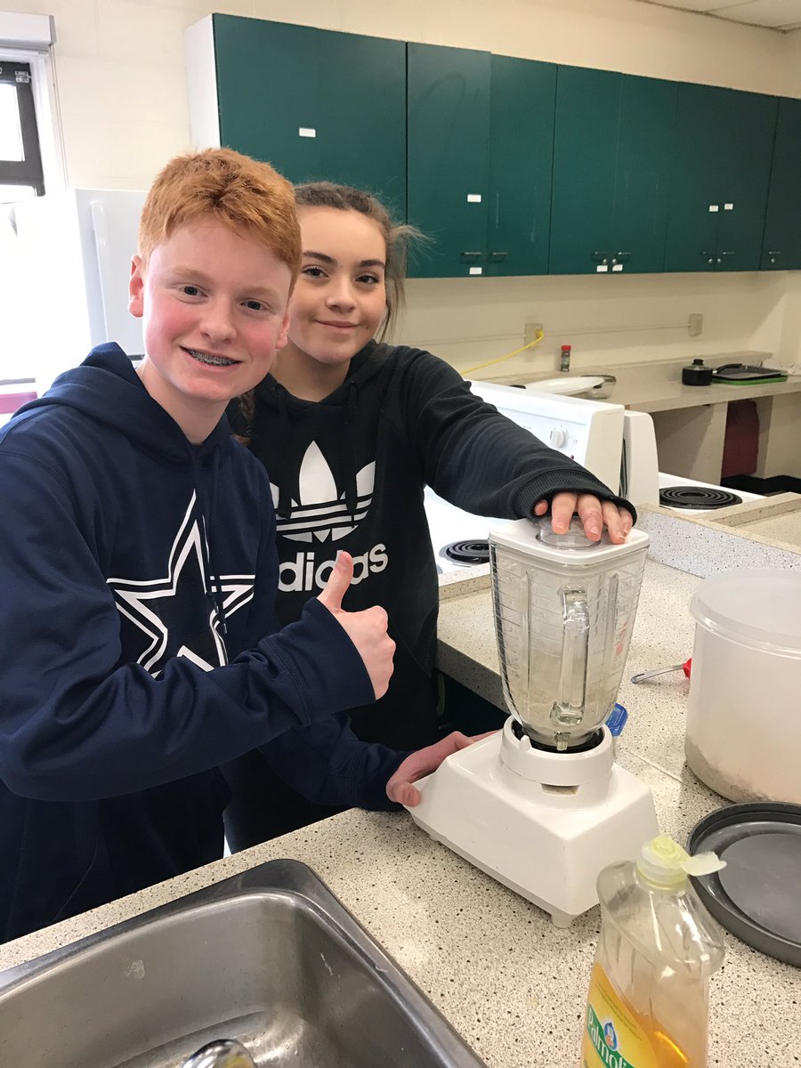 SewNutritious's tweet photo. Adding oatmeal to our smoothies @sajhnews #NSschooleats #NutritionMonth https://t.co/vA0D4gcpA8