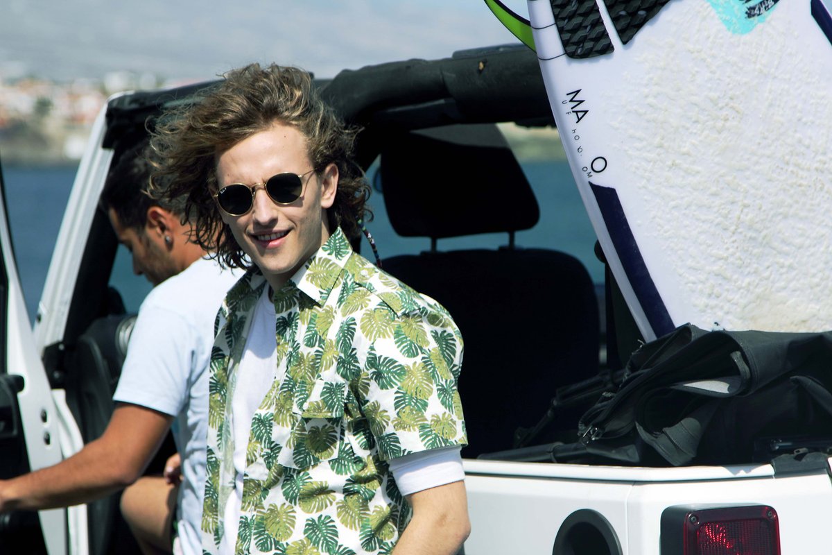 eltelevisero's tweet photo. VÍDEO | .@ManelNMusic saca su lado más surfero y veraniego en el videoclip de 'Do it for your lover' #DIFYL ▶️ https://t.co/tfStMi6q6f https://t.co/saylff3KaJ