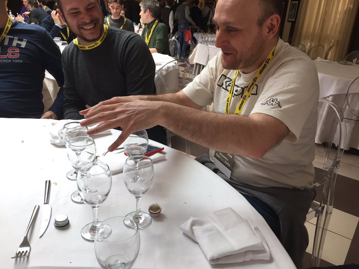 GSantomaggio's tweet image. @GPad619 explains riakcore using glasses as nodes ! @basho