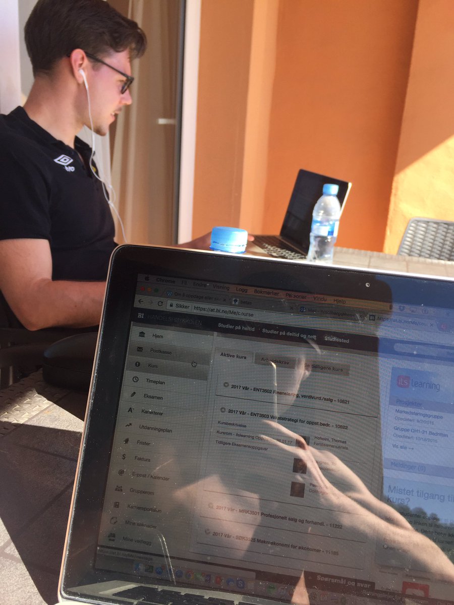 25+ og sol stopper oss ikke fra å studere litt mellom treningene. #treningsleier  #ullkisa <a href="/olelangaas/">Ole Kristian Langås</a> <a href="/HandelshoyskBI/">Handelshøyskolen BI</a>