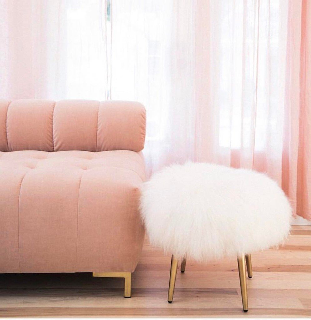 designprops's tweet photo. Blushing over this pink velvet sofa designed by @stewartschafer #bystewartschafer #pink https://t.co/pnoRdGSAOM https://t.co/WvzYkYvaA1