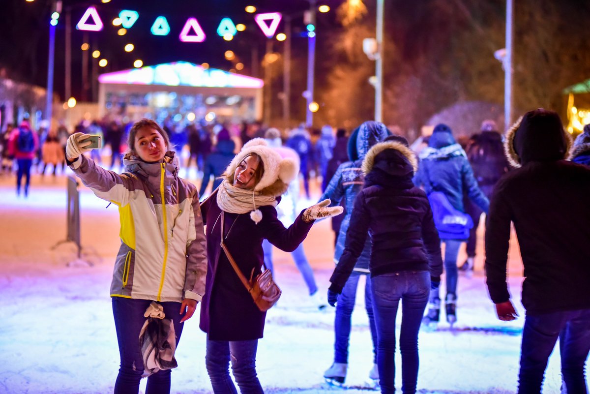 Стрит-арт каток закрывается уже в эти выходные! 
Успейте на последние сеансы 💫💖
park-gorkogo.com/events/326