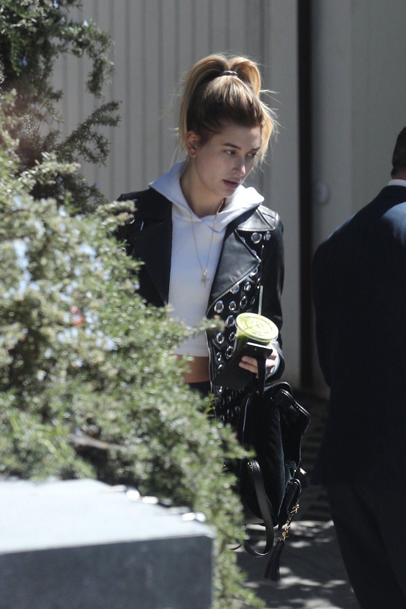 HaileyBaldwinTH's tweet photo. ภาพล่าสุดของ Hailey จาก West Hollywood https://t.co/dopwWPFwg7