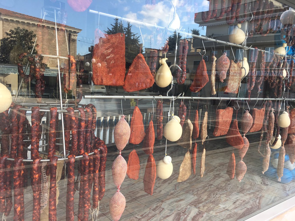 PaoloDiMatteo's tweet photo. Ventricina &amp; Co. 
Questa si che è una vetrina che attira lo sguardo!!! 😋 
#ventricina# #San Salvo# #Abruzzo#
A chi piace ? https://t.co/A46aIIrGoC