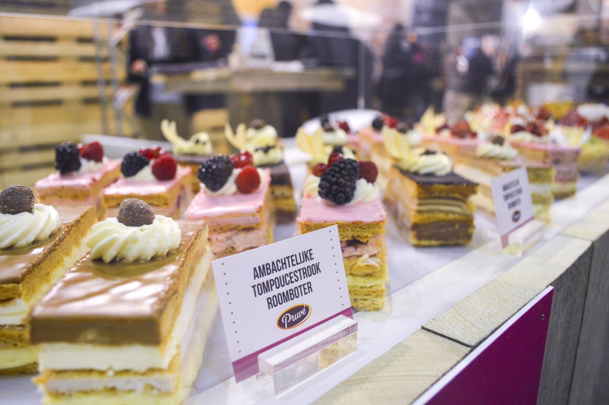 Dit waren onze heerlijke nieuwe tompoucestroken op de <a href="/BAKKERSVAKNL/">vakbeurs Bakkersvak</a> opgemaakt door <a href="/BijRobert/">Robert van Beckhoven</a>! 😍 #bakkersvak #ambacht