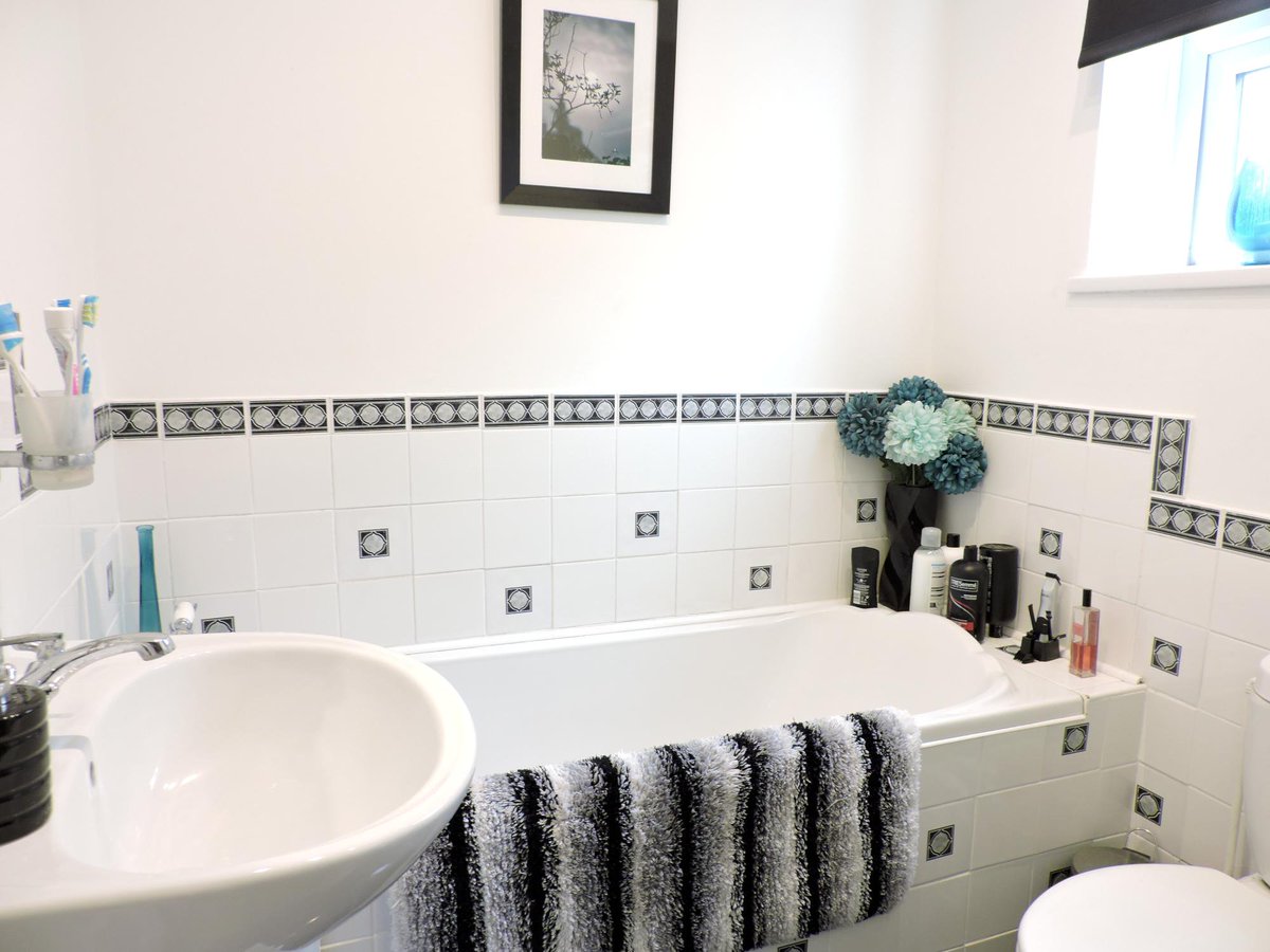 #Fareham #hiddengem This spacious two bedroom house is not one to be missed! <a href="/Neal_Ball_AM/">Neal</a> <a href="/IanCope/">Ian Cope</a> <a href="/LeadersFareham/">Leaders Fareham</a> @PropertyHants