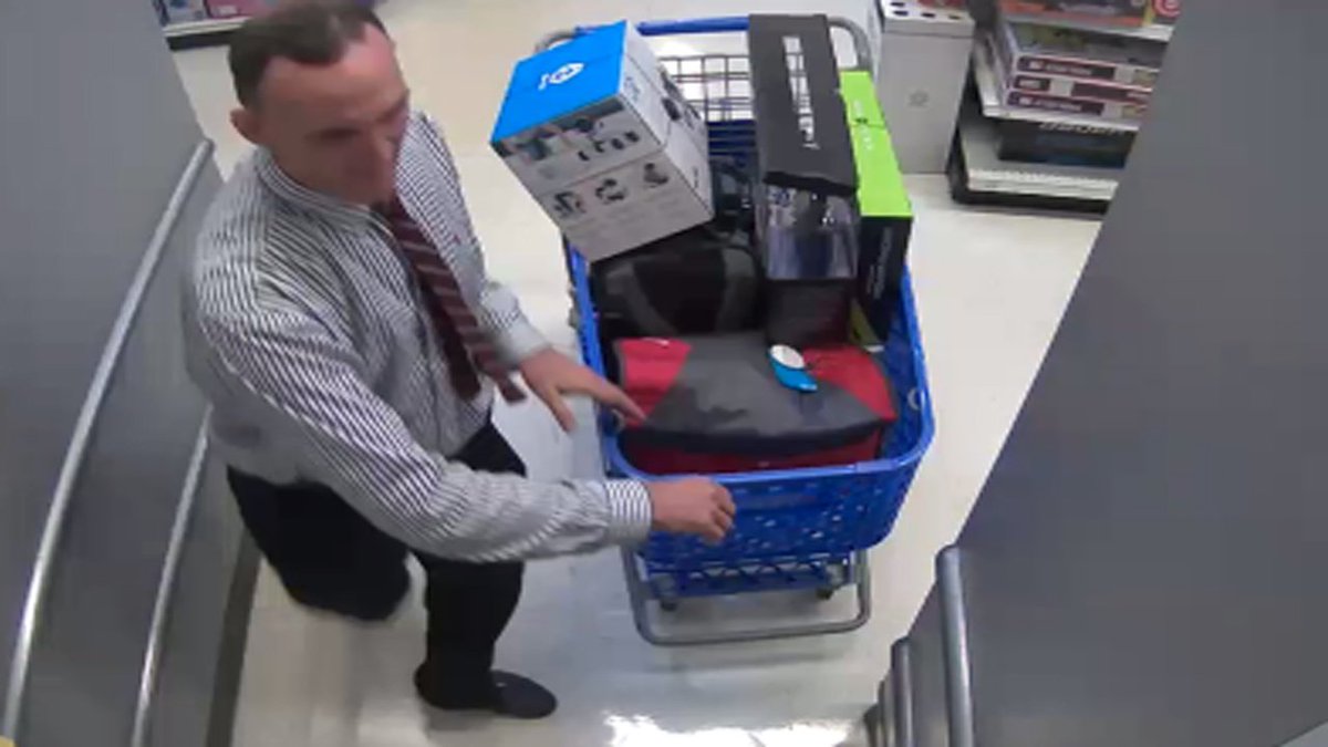 Sharp-dressed crook walks out of Toys 'R' Us with cart full of toys bit.ly/2mtsR2k https://t.co/tZG0jwDFuL