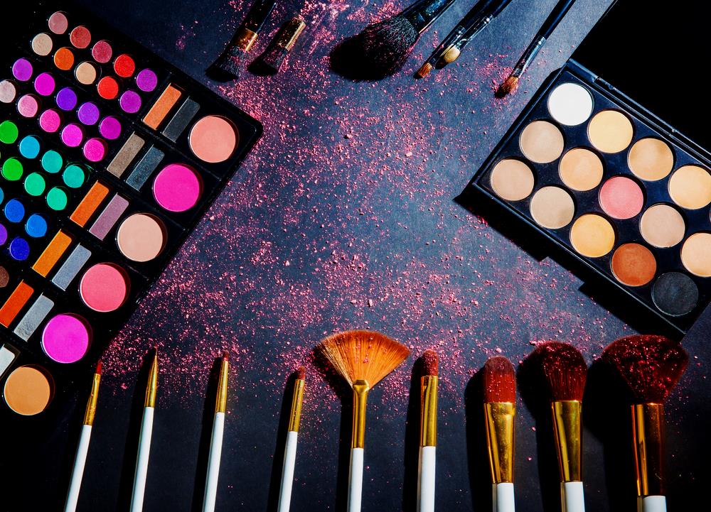 styleonpicture's tweet photo. beauty '' YES or NO '' makeup palette with makeup brush makeup background #StyleOnPicture #Beauty https://t.co/F4o1YqnaaE