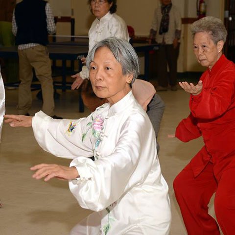 .@NYCSeniors Senior Centers in NYC provide meals &amp; activities for individuals ages 60 years &amp; older. Find a center: on.nyc.gov/2ldBdMc