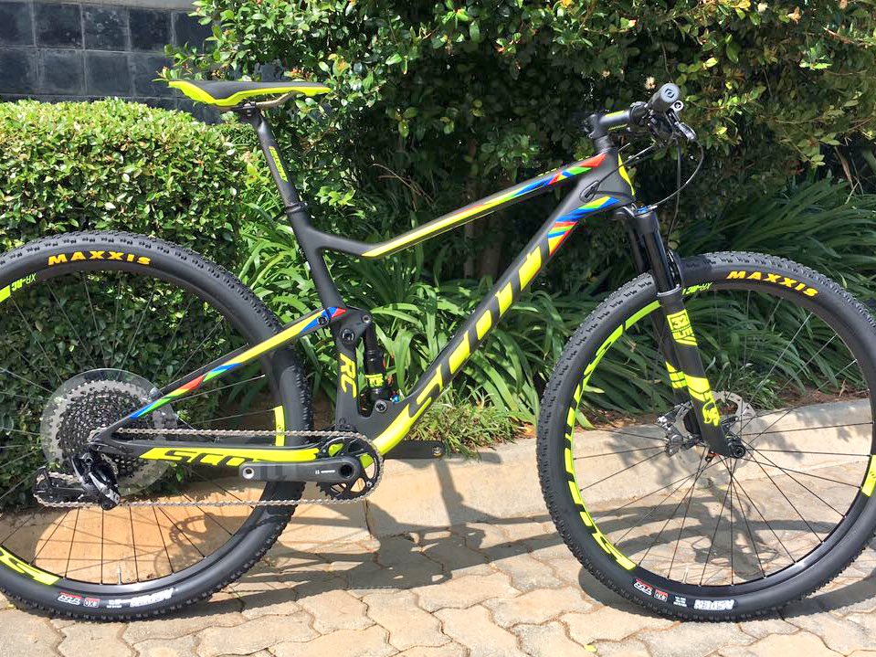 kevinevansracin's tweet photo. How hot is this bike! Managed to secure one of only 10 that arrived in SA. @OneEyeBiker @bikeonscott https://t.co/dHClHpSfFo