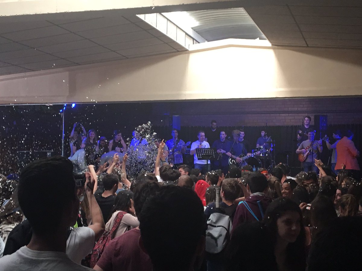 AdriaLopez2's tweet photo. Espectacular final de #lesjornades17. Gran esdeveniment on s'uneixen professors i alumnes per treballar per un mateix objectiu. https://t.co/IzuGZdDaqN